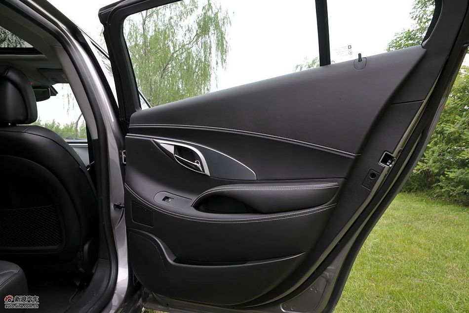 新君越2.0T内饰实拍图