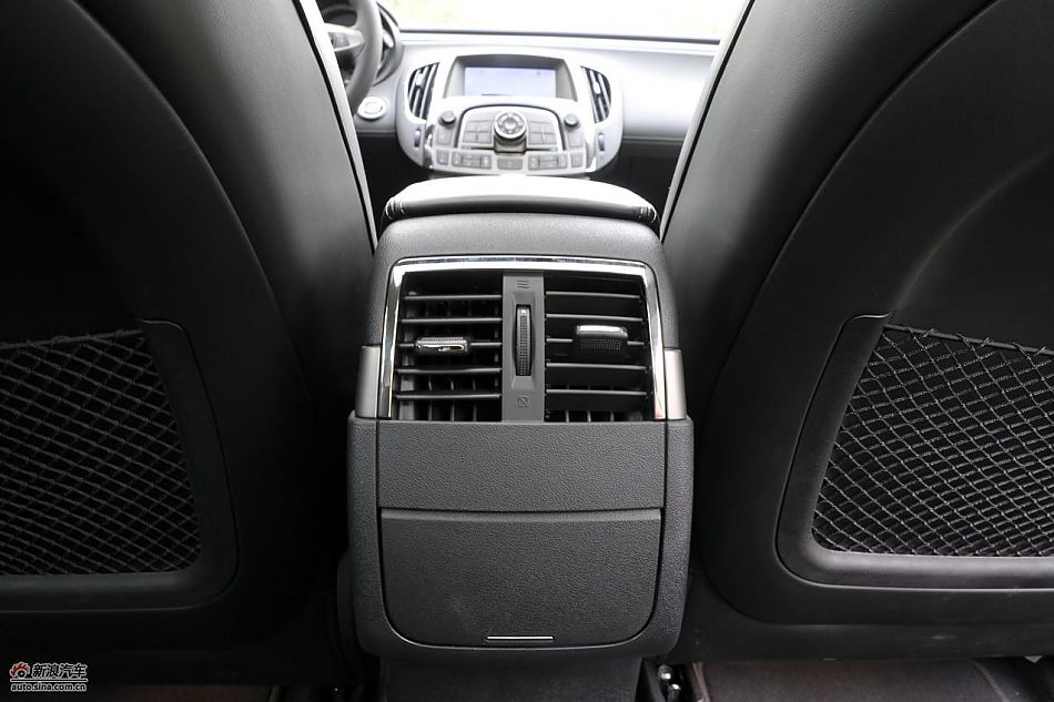 新君越2.0T内饰实拍图