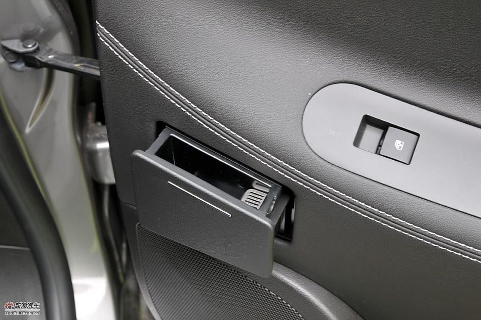 新君越2.0T内饰实拍图