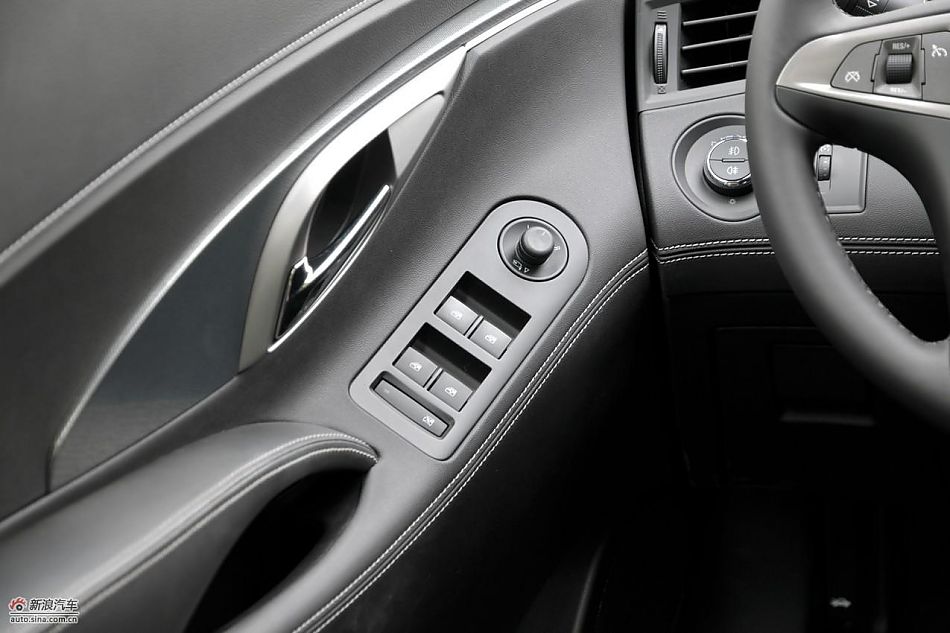新君越2.0T内饰实拍图