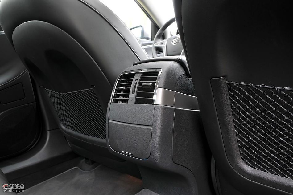 新君越2.0T内饰实拍图