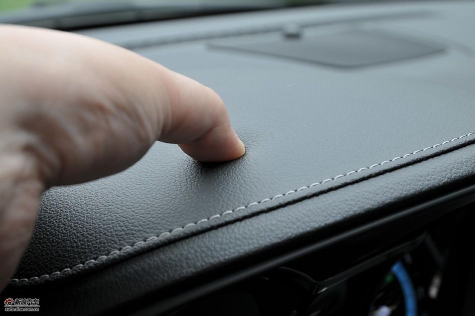 新君越2.0T内饰实拍图