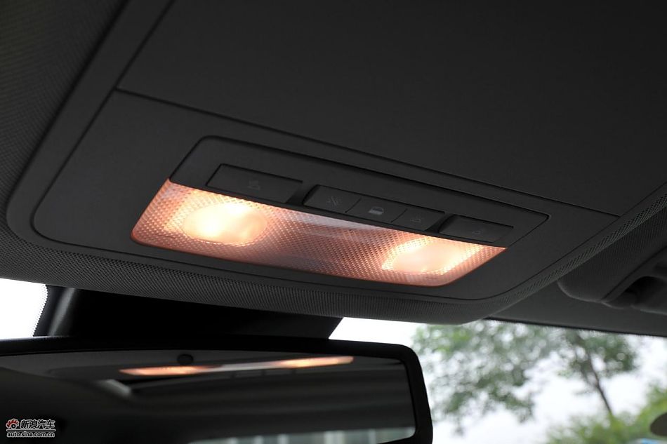 新君越2.0T内饰实拍图