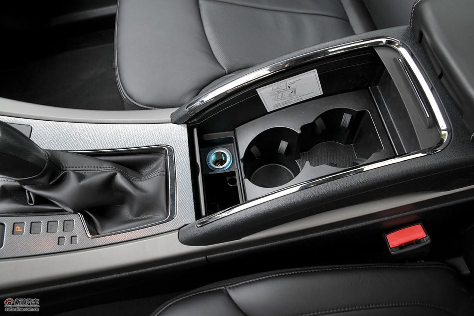 新君越2.0T内饰实拍图