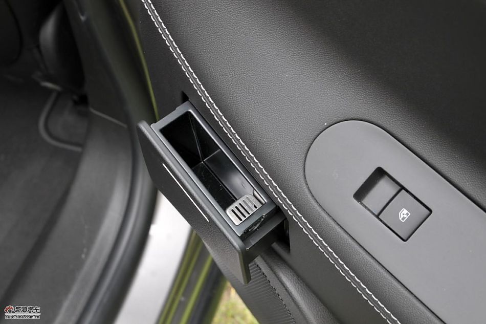 新君越2.0T内饰实拍图