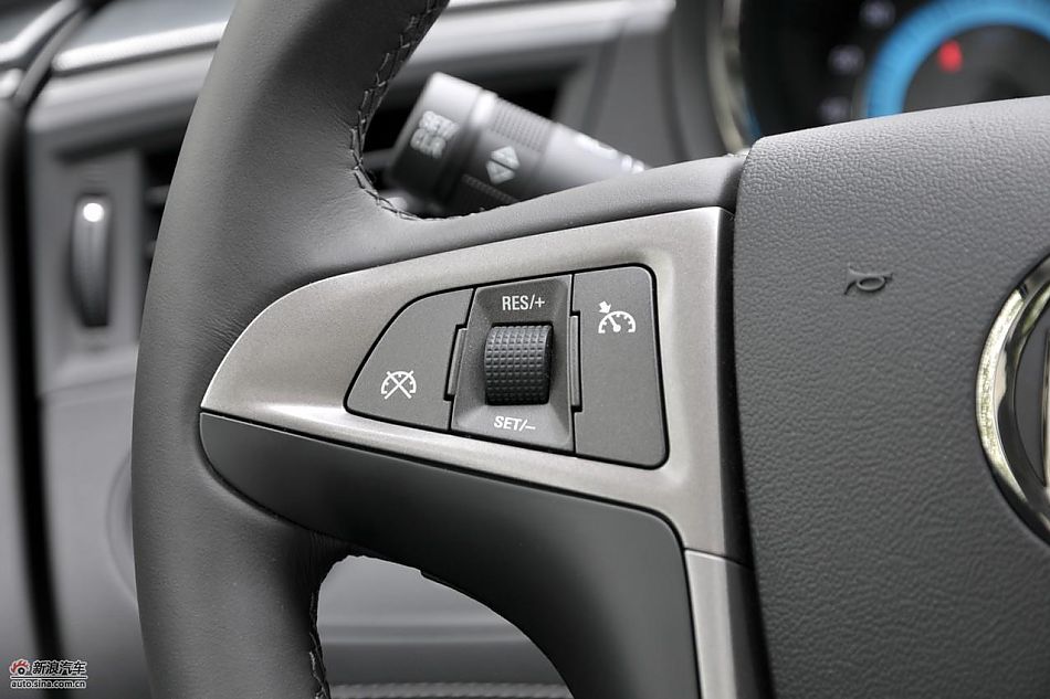 新君越2.0T内饰实拍图