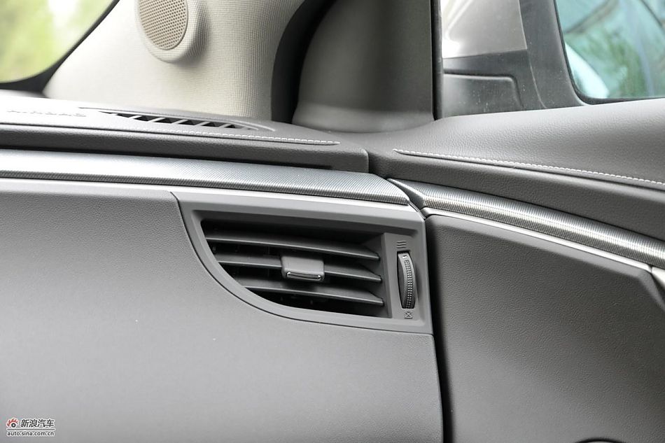 新君越2.0T内饰实拍图