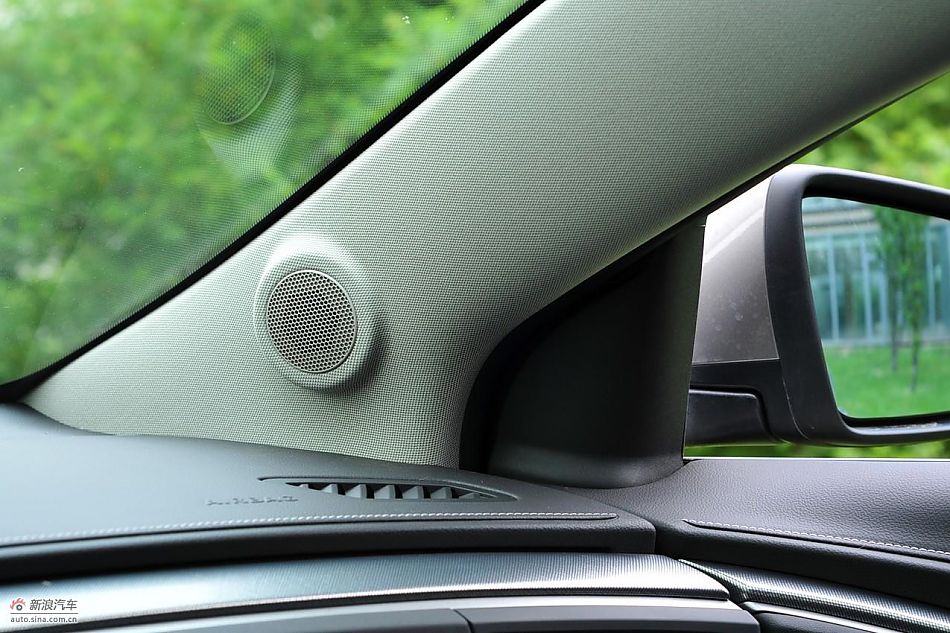 新君越2.0T内饰实拍图