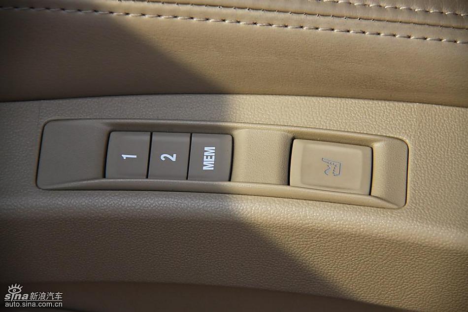 别克新君越试驾实拍图内饰