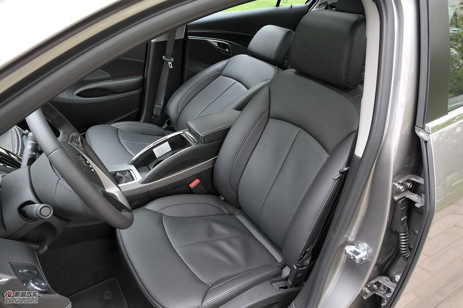 新君越2.0T内饰实拍图