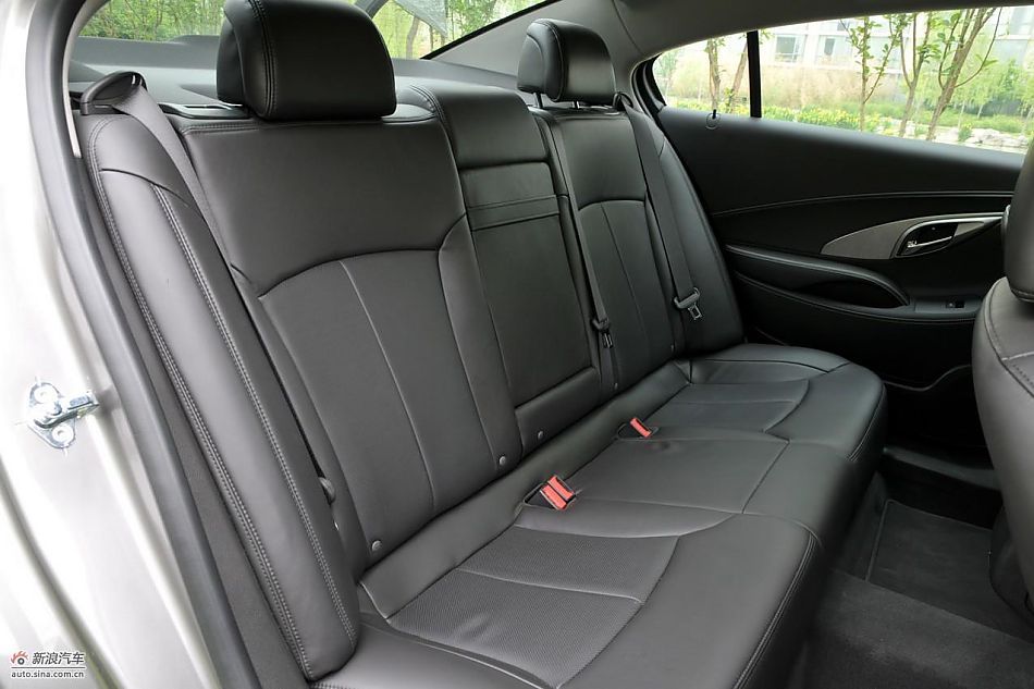 新君越2.0T内饰实拍图