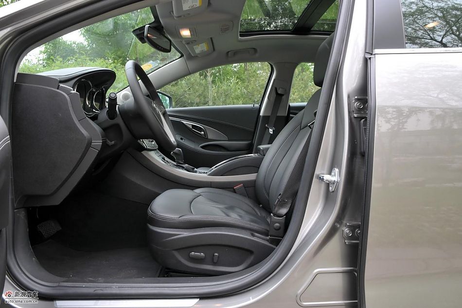 新君越2.0T内饰实拍图