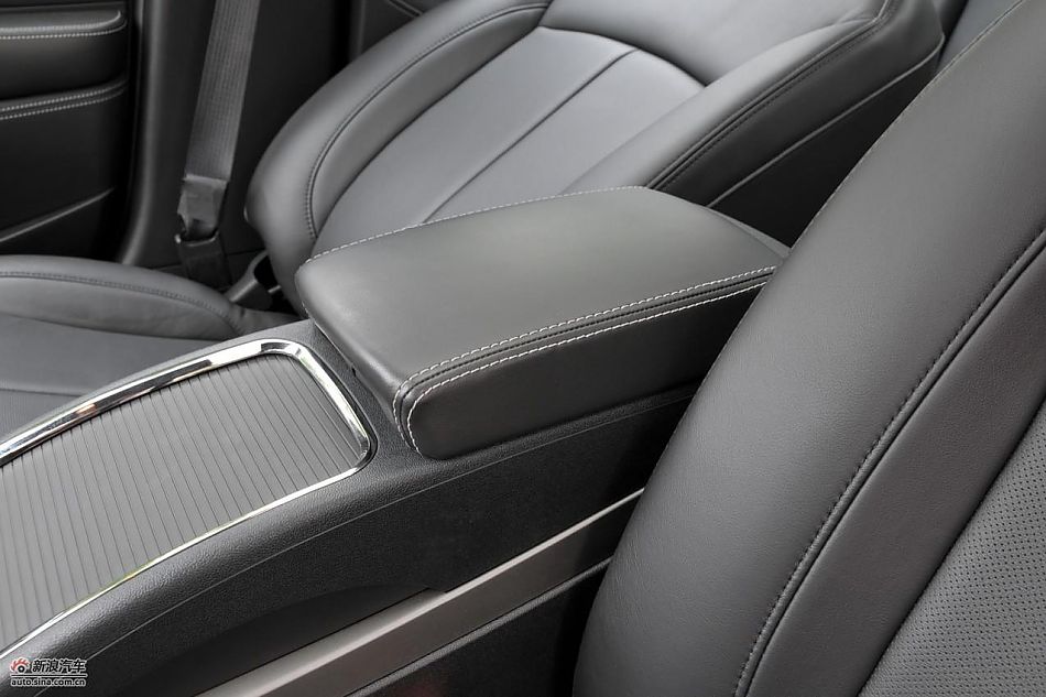 新君越2.0T内饰实拍图