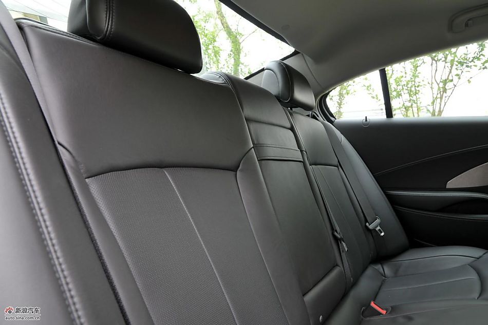 新君越2.0T内饰实拍图