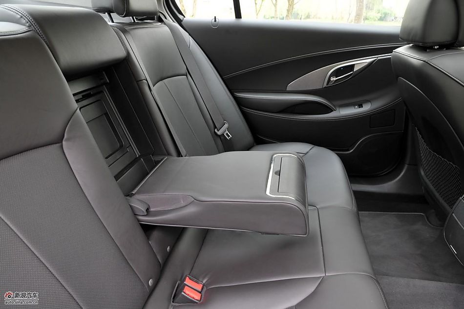 新君越2.0T内饰实拍图