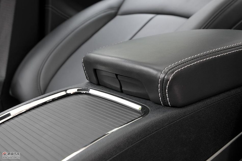 新君越2.0T内饰实拍图