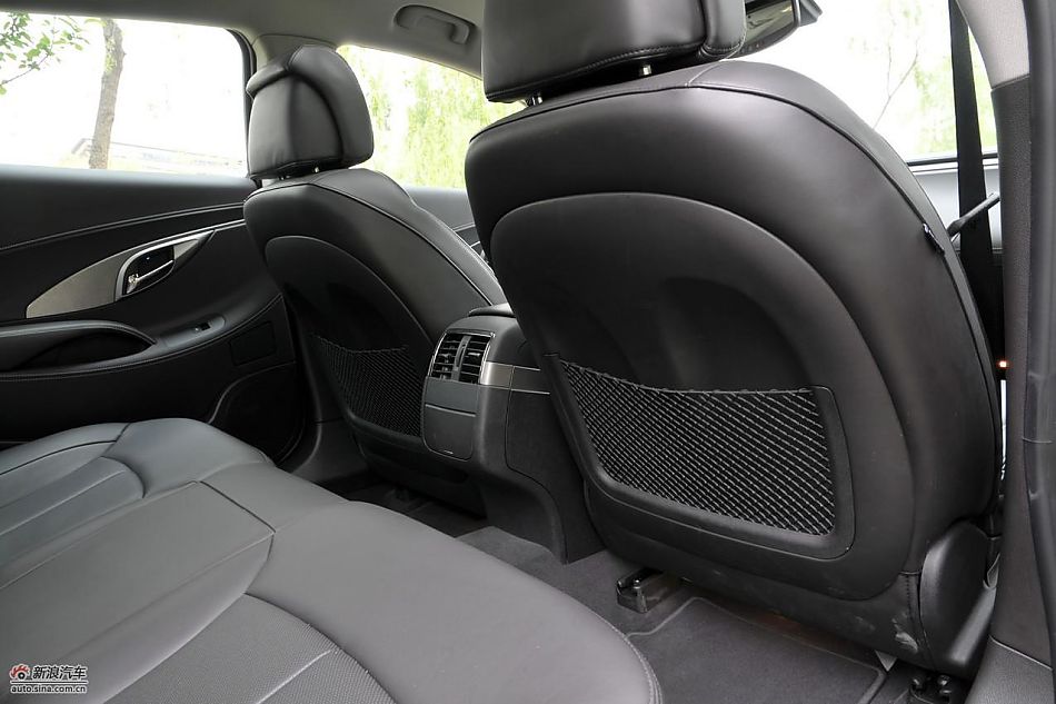 新君越2.0T内饰实拍图