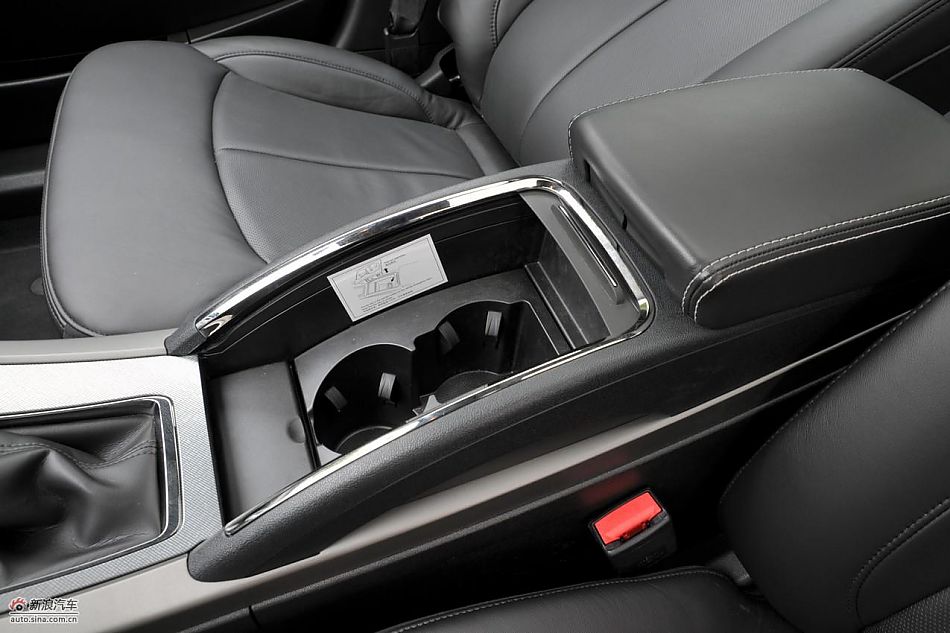 新君越2.0T内饰实拍图