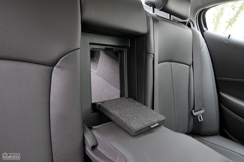 新君越2.0T内饰实拍图