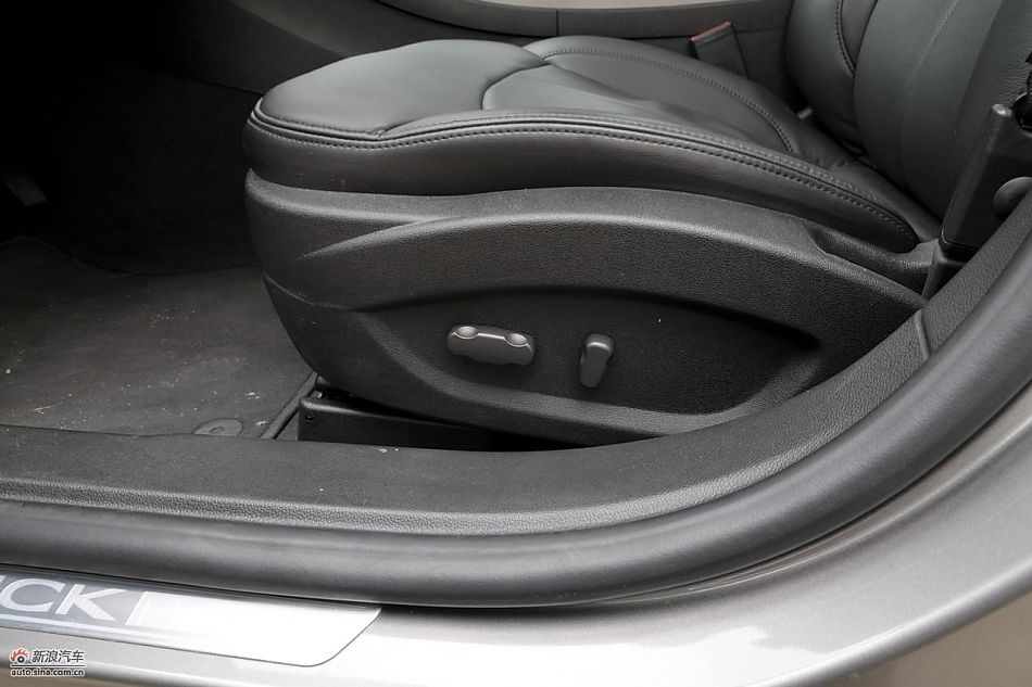 新君越2.0T内饰实拍图