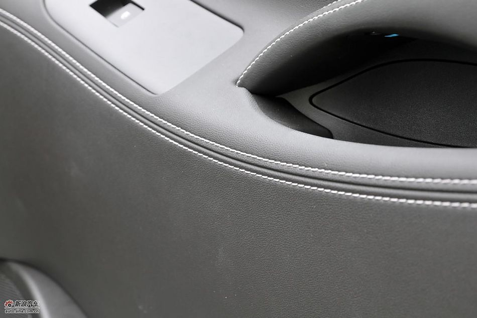 新君越2.0T内饰实拍图