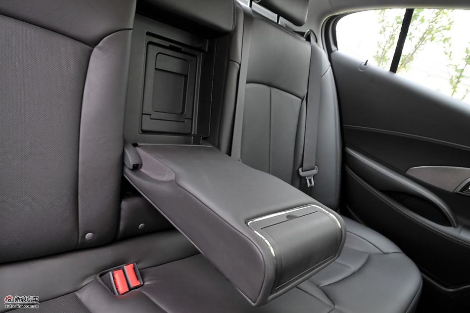 新君越2.0T内饰实拍图