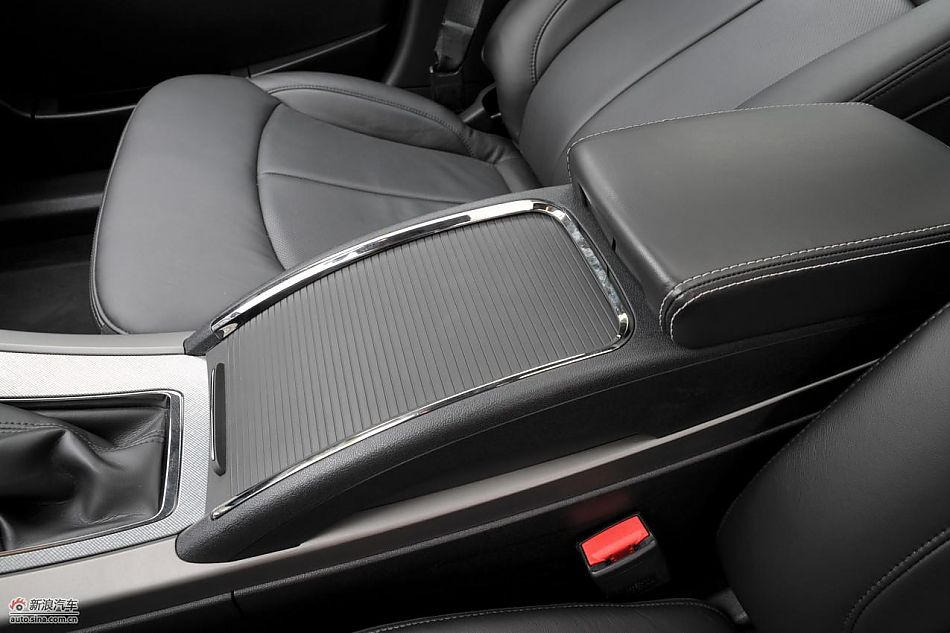 新君越2.0T内饰实拍图