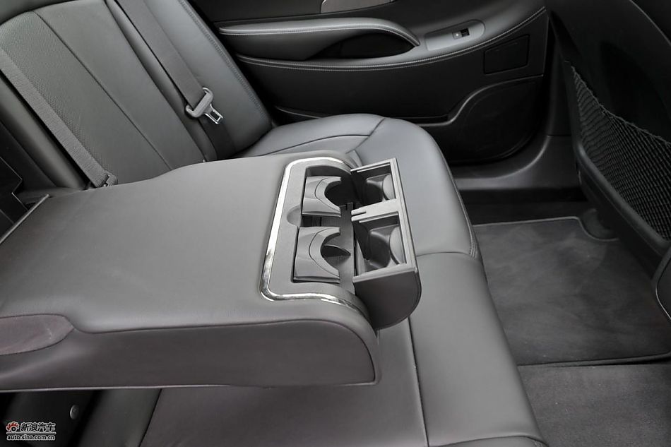 新君越2.0T内饰实拍图