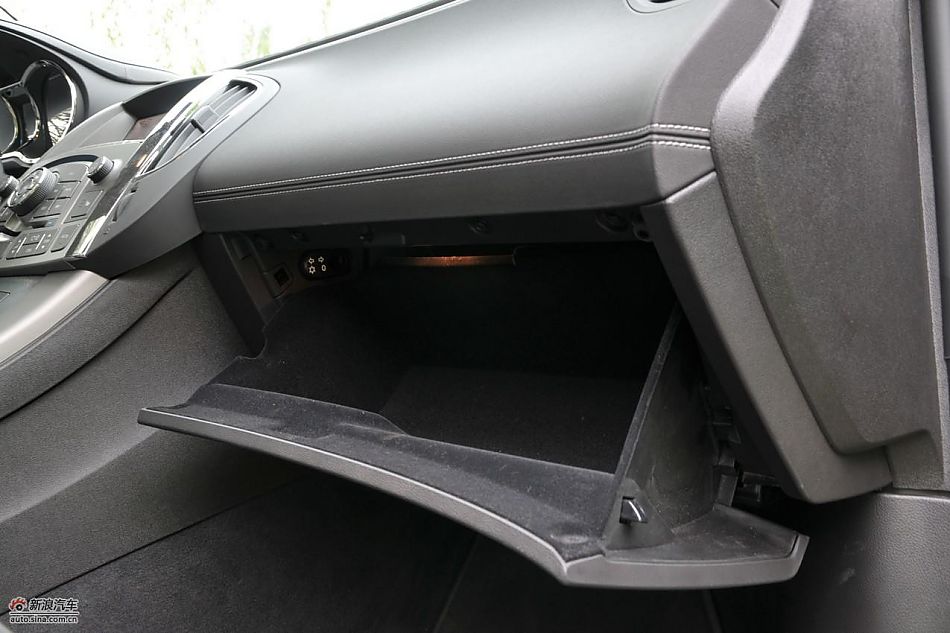 新君越2.0T内饰实拍图