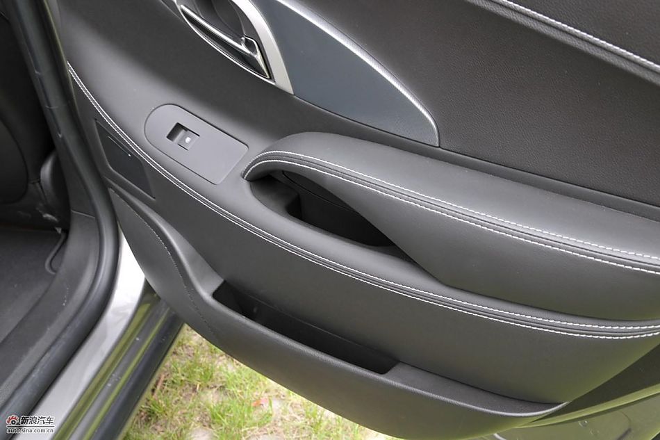 新君越2.0T内饰实拍图