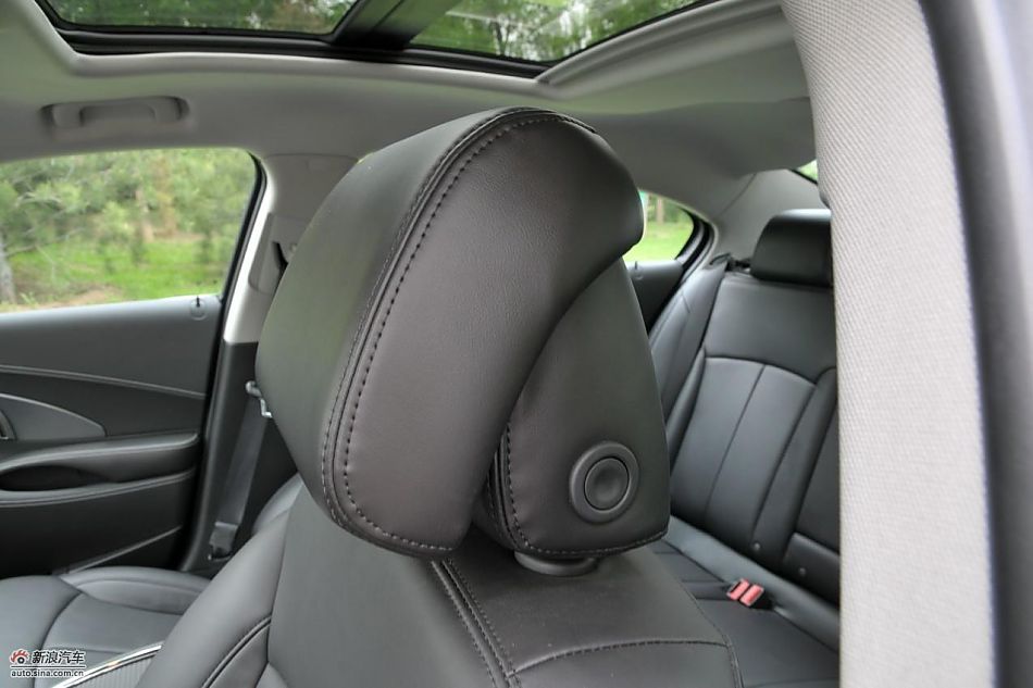 新君越2.0T内饰实拍图