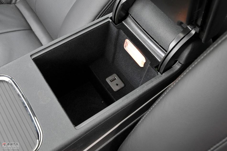 新君越2.0T内饰实拍图