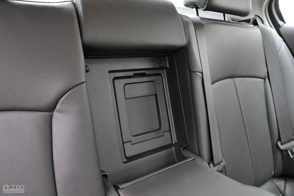 新君越2.0T内饰实拍图