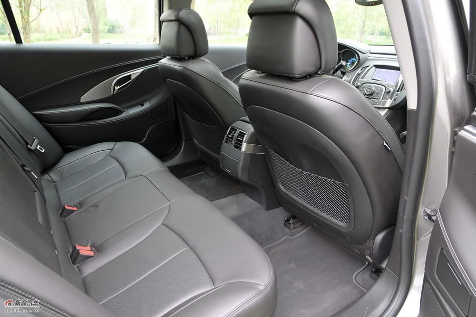 新君越2.0T内饰实拍图