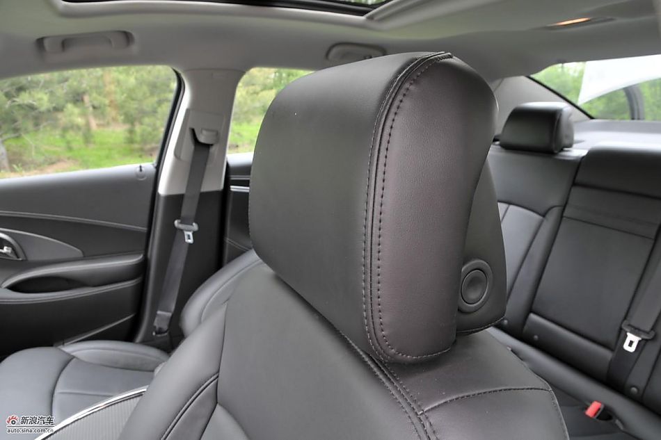 新君越2.0T内饰实拍图