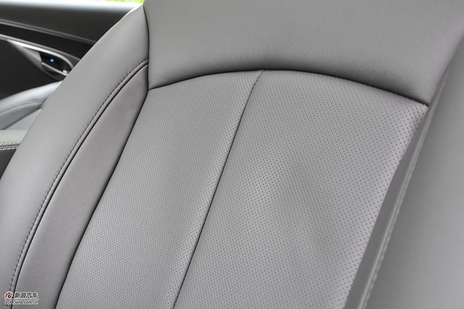 新君越2.0T内饰实拍图