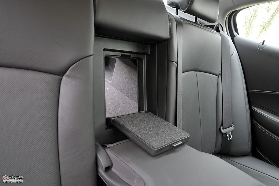 新君越2.0T内饰实拍图