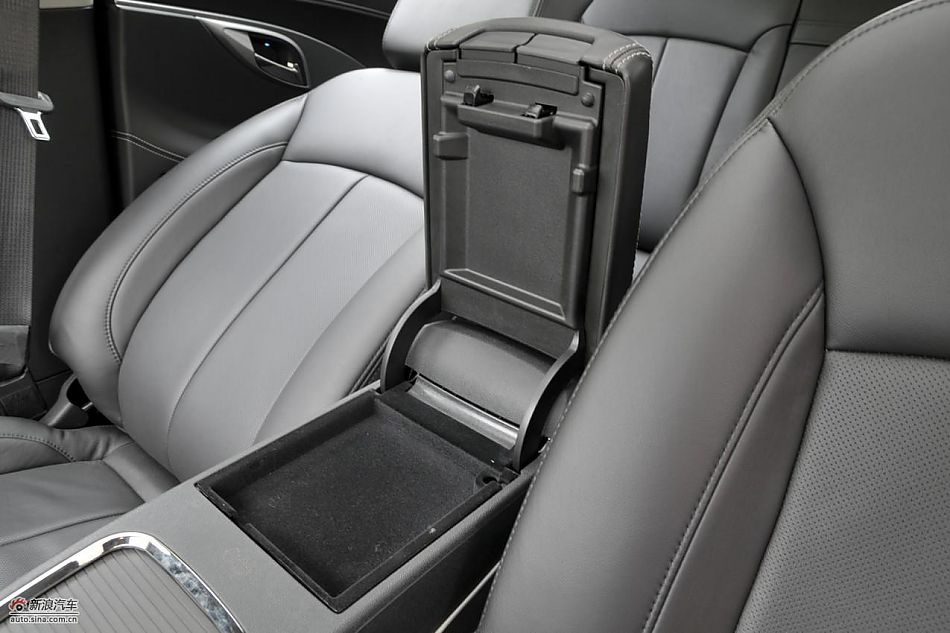 新君越2.0T内饰实拍图