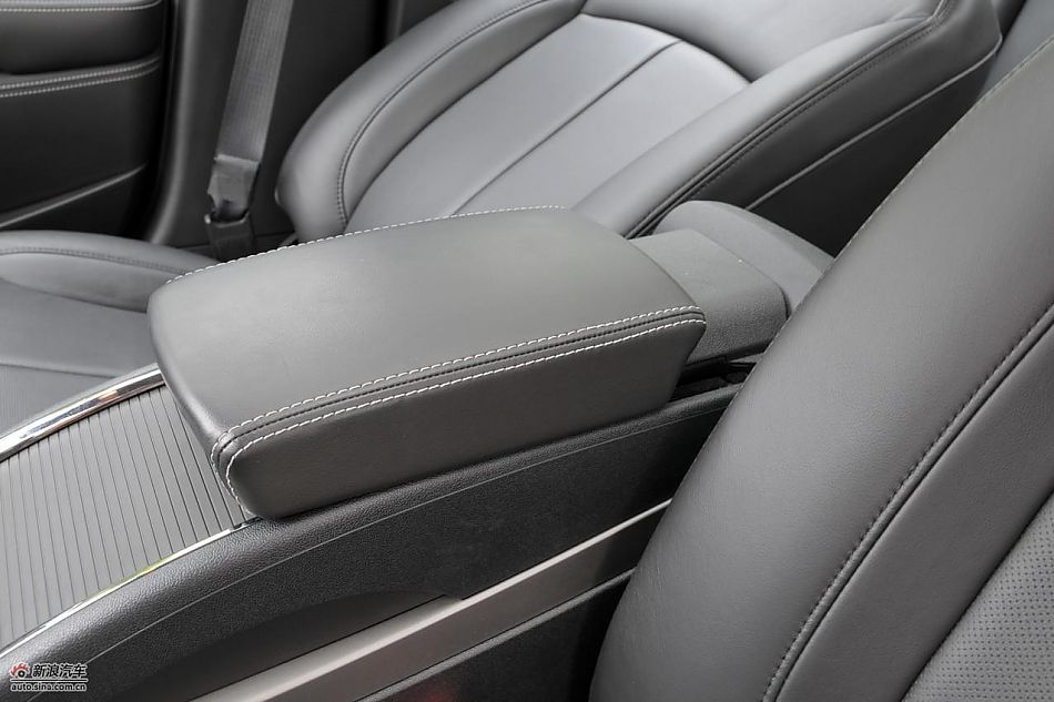 新君越2.0T内饰实拍图