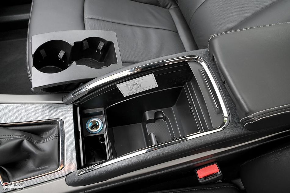 新君越2.0T内饰实拍图