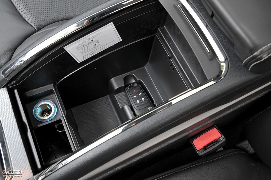 新君越2.0T内饰实拍图