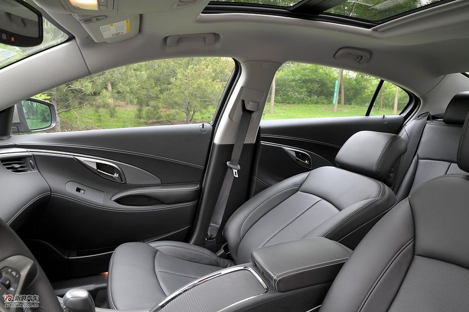 新君越2.0T内饰实拍图