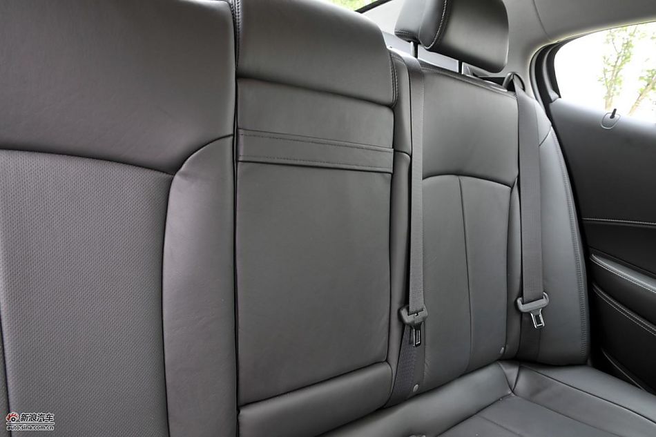 新君越2.0T内饰实拍图