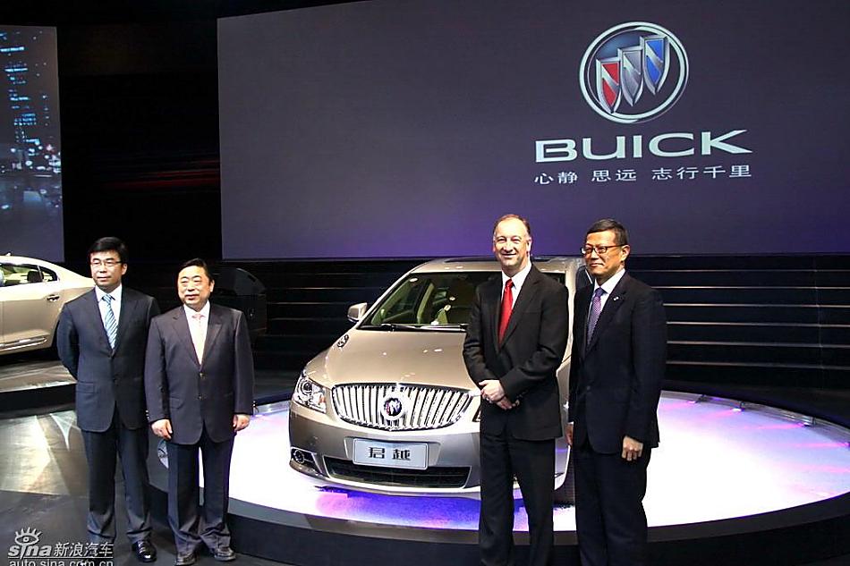 别克新君越上市现场图 领导与君越新车合影