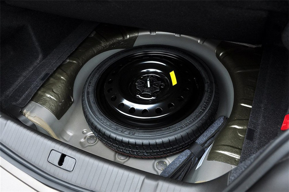 2013款 3.0L AT SIDI V6智享旗舰型 座椅空间