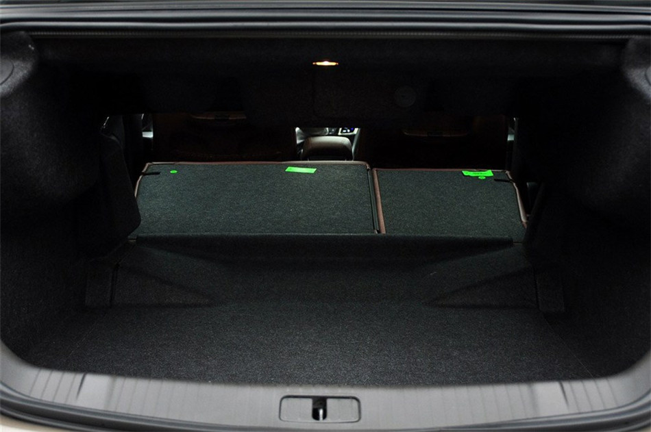 2013款 3.0L AT SIDI V6智享旗舰型 座椅空间