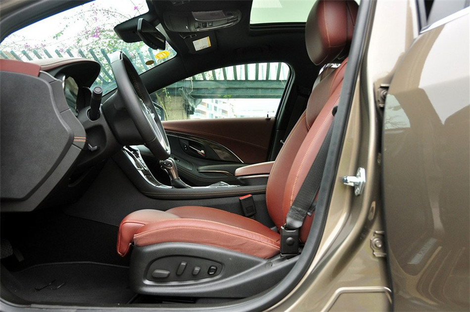 2013款 3.0L AT SIDI V6智享旗舰型 座椅空间
