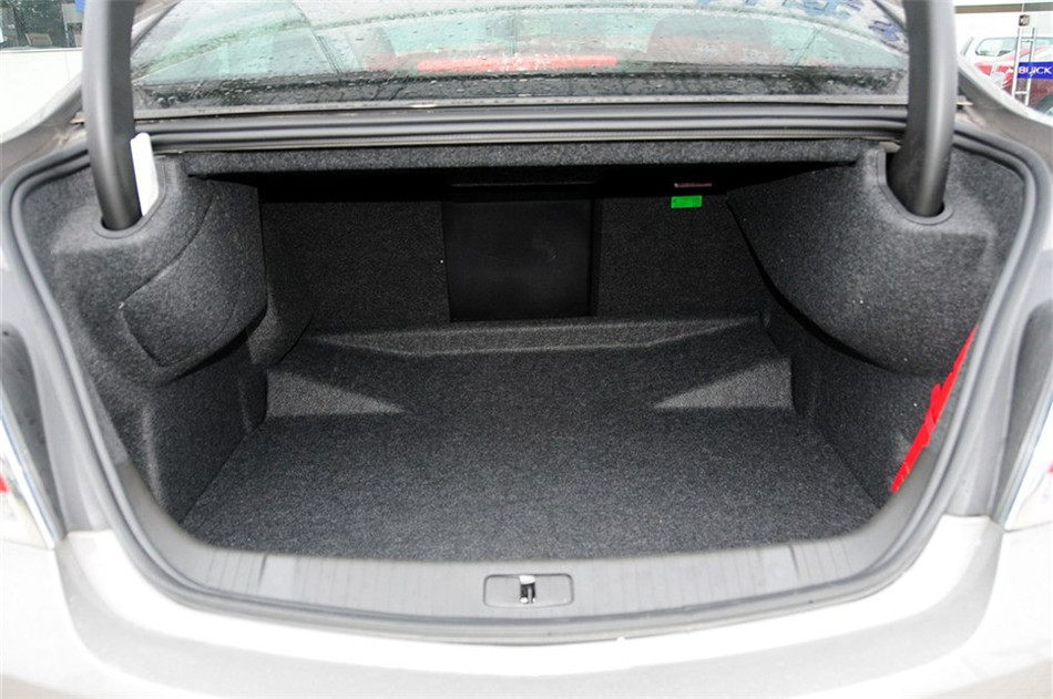 2012款 2.0T AT 豪雅版 座椅空间