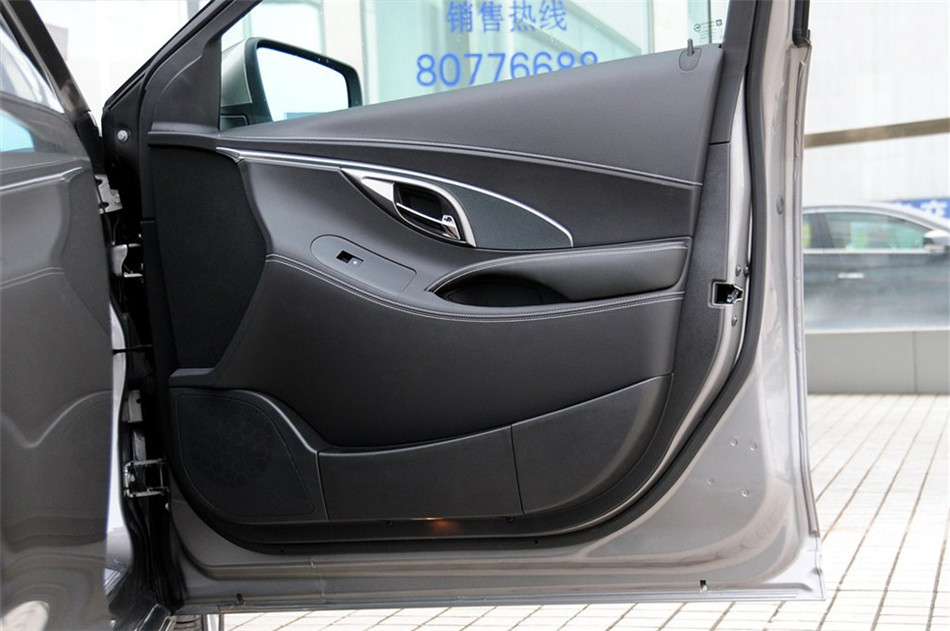 2012款 2.0T AT 豪雅版 座椅空间