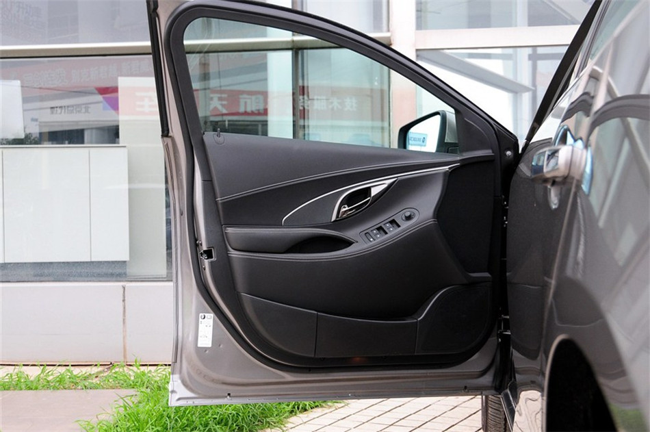 2012款 2.0T AT 豪雅版 座椅空间